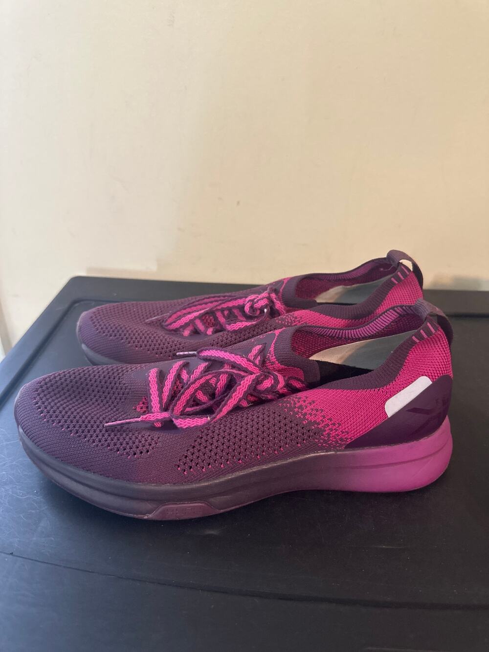 KURU ATOM women's athletic sneakers in a burgundy 8M E